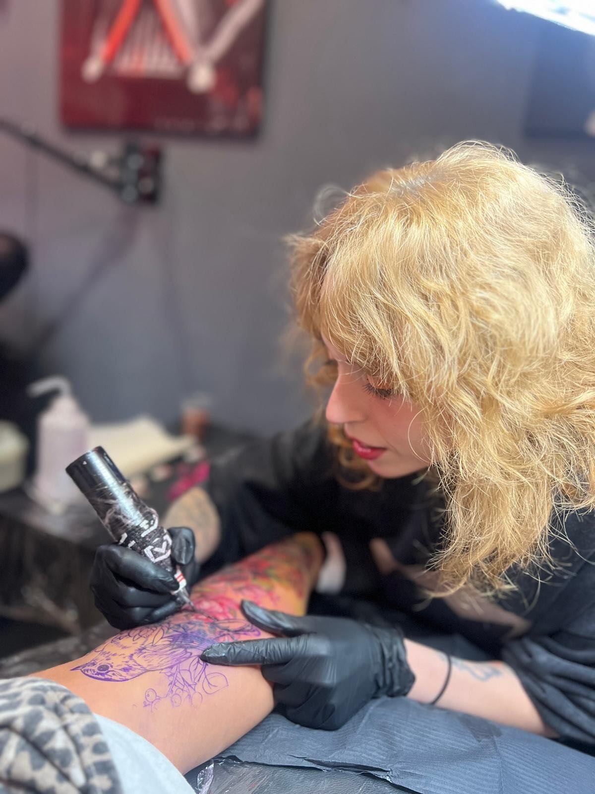 Alba tatuando una pieza floral