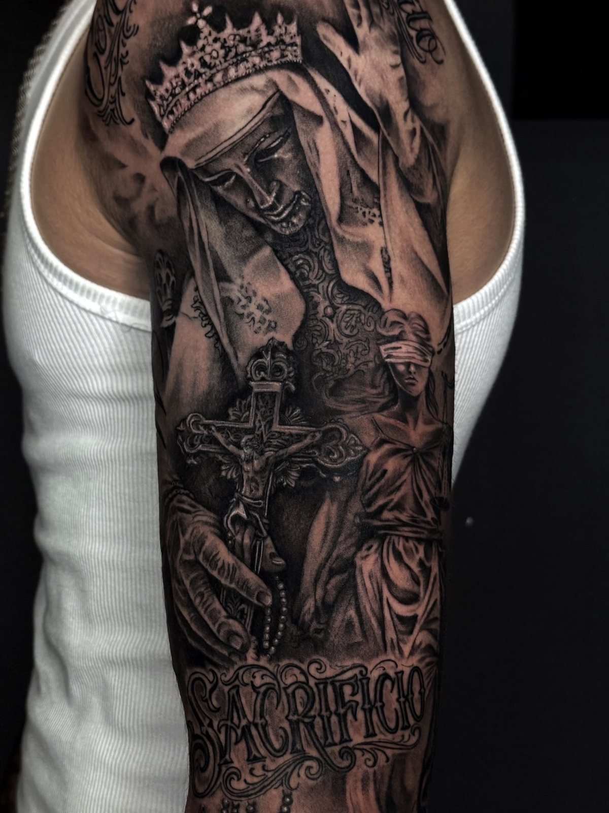 Composición religiosa en negro y gris