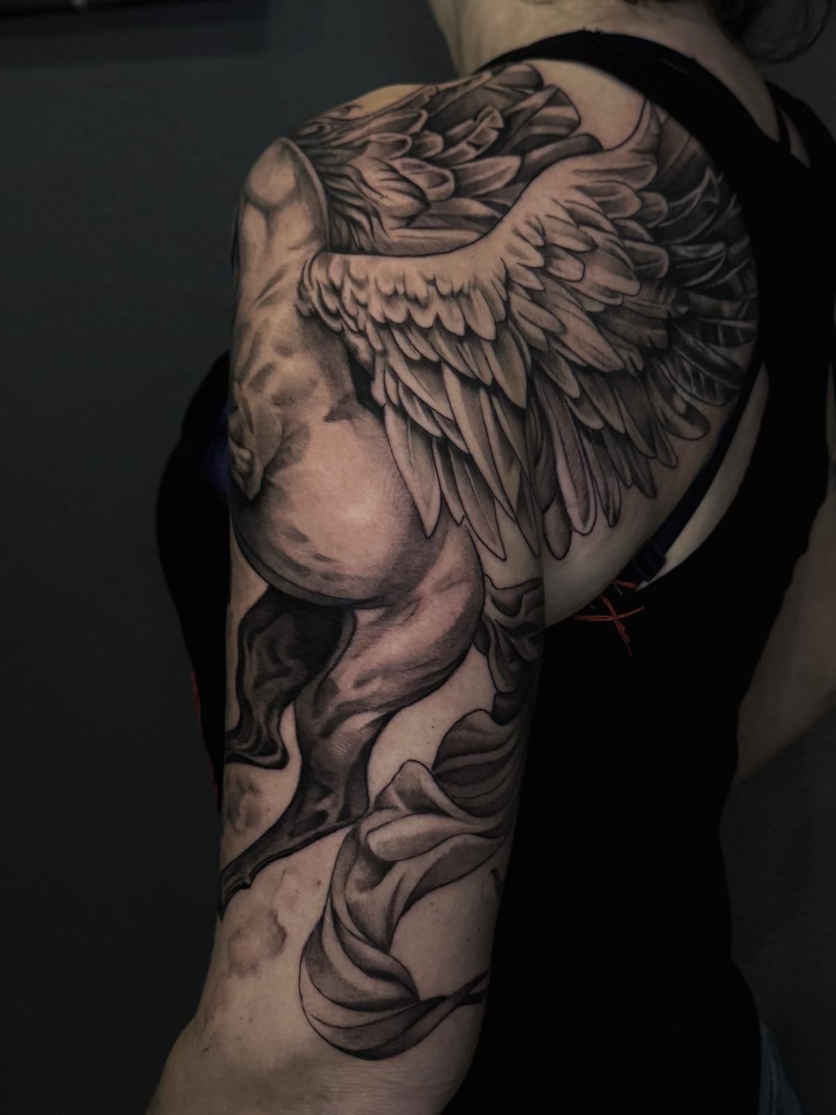 Ala realista sobre hombro y brazo