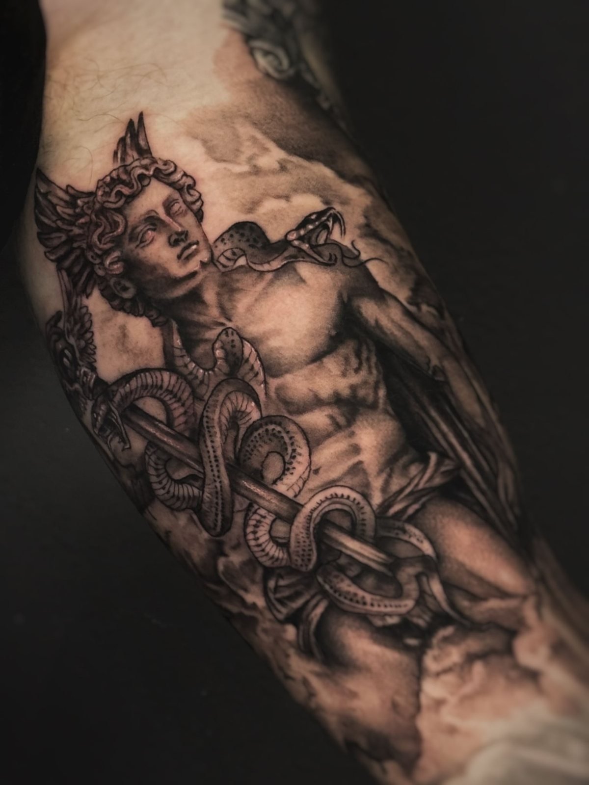 Figura mitológica y serpientes